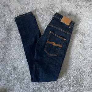 Nudie Jeans  - Tja! Säljer dem här snygga och efterfrågade Nudie Jeansen! Storlek W30 L32, Skick 8/10, Färg Mörkblå, Nypris cirka 1600 nu endast 399kr! Hör av er vid minsta lilla fråga eller fundering? 