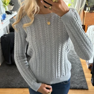 Grå stickad tröja - Säljer en stilren grå stickad tröja med flätmönster. Använd 3 gånger 