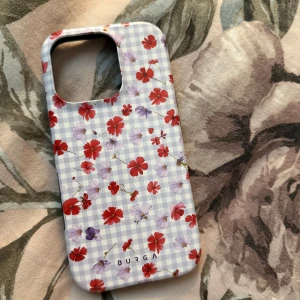 Blommigt mobilskal från Burga - Till iPhone 16 pro