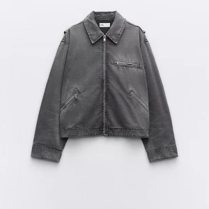 Jeansjacka - Super fin jacka från zara som tyvärr inte kommit till mycket användning. Den är i storlek L då jag ville ha den oversized (jag bär vanligen s/m). I mycket bra skick.