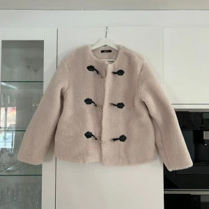 Teddy buckle jacket från Gina Tricot - Säljer denna jättetrendiga och populära teddyjackan från Gina Tricot i storlek S. Helt slut på hemsidan och i butik. Aldrig använd och prislappen sitter kvar.🩷