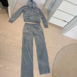 Juicy Couture set - Säljer detta mysiga Juicy Couture set i färgen Bluestone🩵💙 färgen fångas inte riktigt upp på bild men sista bilden ser man bättre😁 Tröjan är i storlek M och byxorna S! Metall grejen på snöret har åkt av på byxorna men inget man tänker på! Skriv för fler bilder
