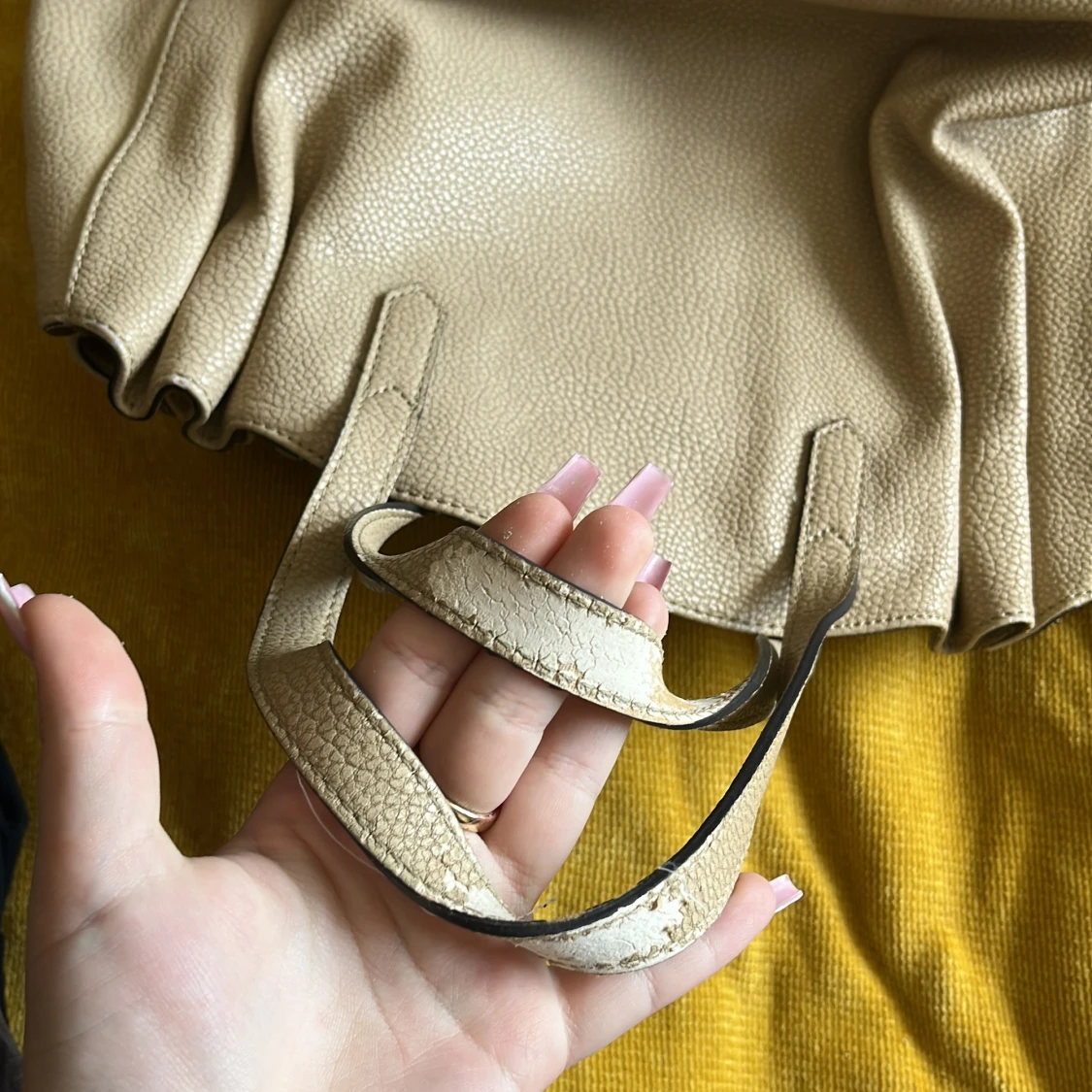 Beige handväska från Guess - 4