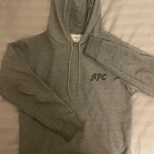 APC Hoodie - Fet grå A.P.C hoodie i storlek small. Tröjan är i bra skick och har inga defekter. Denna variant är slutsåld nästan överallt. Skriv gärna för fler bilder eller om du har frågor!