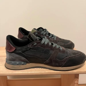 Valentino Rockrunners - Säljer ett par Valentino Rockrunners. Skorna är i användt skick men har mycket kvar att ge! Inget OG medföljer. Skorna är köpta här på plick och är i storlek 43, men passar även 44. Tveka inte på att fråga om du undrar över något.😁