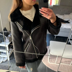 Jacka NA-KD - Skinnjacka med päls från NA-KD i strl 34. Jättebra skick, nästan aldrig använd! Jag är 170cm och brukar ha S/36. Pris kan diskuteras!
