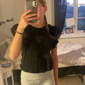 Svart ribbad topp - Jättefin topp/tröja ifrån Gina Tricot som jag aldrig fått till användning, så i väldigt bra skick!💞 storlek 158-164(xs-s)
