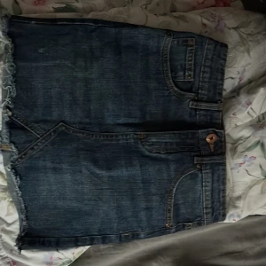 Jeanskjol från 7 For All Mankind - Snygg jeanskjol från 7 For All Mankind med fransig nederkant och klassisk femficksdesign. Perfekt för en avslappnad stil. Den har en knapp och dragkedja framtill.