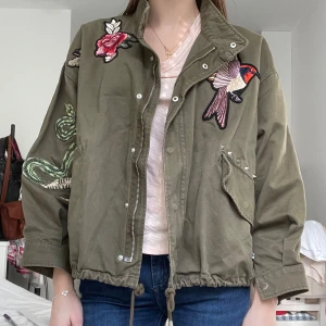 Populär H&M jacka  - Så snygg populär och slutsåld H&M jacka😍😍💕💕🌸🌸 Så himla snygg!!!🩷🎀