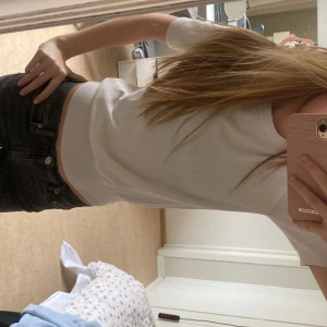 Vit kortärmad topp från Zara - Säljer en stilren vit topp från Zara med korta ärmar. Perfekt för en enkel och fräsch look. Toppen har en rund halsringning och är gjord i ett mjukt material.