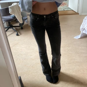 Grå jeans med bootcut - Snygga grå jeans med en bootcut-stil. Knappt använda ”perfect jeans” från Gina