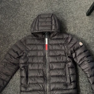 Moncler jacka - Hej, säljer nu denna moncler jacka som är perfekt till våren då den inte används längre. Den är i bra skick och har använts under vintern, inga fel på jackan. Nfc taggen funkar. Mitt pris är 1099Kr.