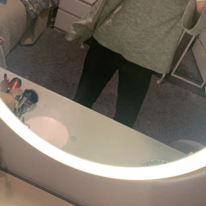 Svarta högmidjade kostymbyxor 💕 - Säljer ett par svarta kostymbyxor från h&m💕