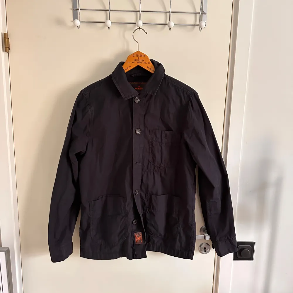 Tunn overshirt från Morris i mörkblå färg. Perfekt overshirt för vår eller sommaren. Den är i storlek S men kan även bäras av någon som har storlek M. Takit.