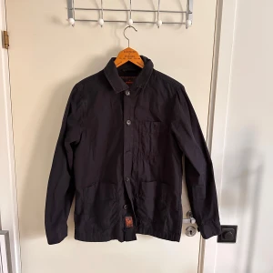 Morris overshirt - Tunn overshirt från Morris i mörkblå färg. Perfekt overshirt för vår eller sommaren. Den är i storlek S men kan även bäras av någon som har storlek M