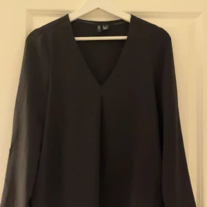 Svart långärmad blus från Vero Moda - Elegant svart blus från Vero Moda med v-ringning och långa ärmar. Aldrig använd!💞 