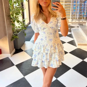 Blommig klänning - Världens absolut drömmigaste klänning!! Storlek M, men är liten i storleken o sitter som en S☺️De tre sista är mina bilder. Inga defekter & så gott som ny!