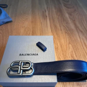 Balenciaga reversible belt - Balenciaga bälte som går att vända på mellan svart och blått. 8/10 skick. Kvitto och allt finns köpt i köpenhamn.