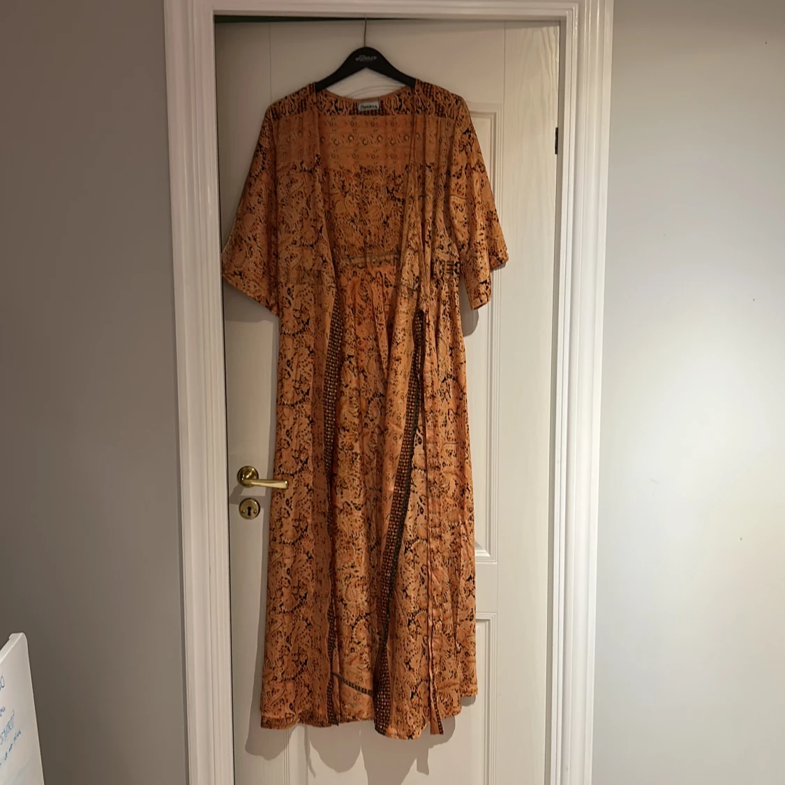 Orange mönstrad klänning från Tiara Visby - 3