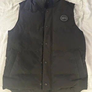 Canada Goose Garson Väst | Black Label - Säljer min Canada Goose Black Label Väst, användes försikigt så den ser fortfarande som ny ut.   Beställdes från Canada Goose hemsida (e-kvitto finns) Sälj för: 3000kr, nypris: 6000-7000kr