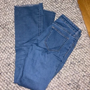 Blå jeans från H&M - Snygga blå jeans från H&M som är low waisted och har bootcut/flare 💗 köpt på barnavdelningen i strl 170 men sitter som en 32/34 på mig som är 160 cm lång 💗 skriv för fler bilder, ej använda