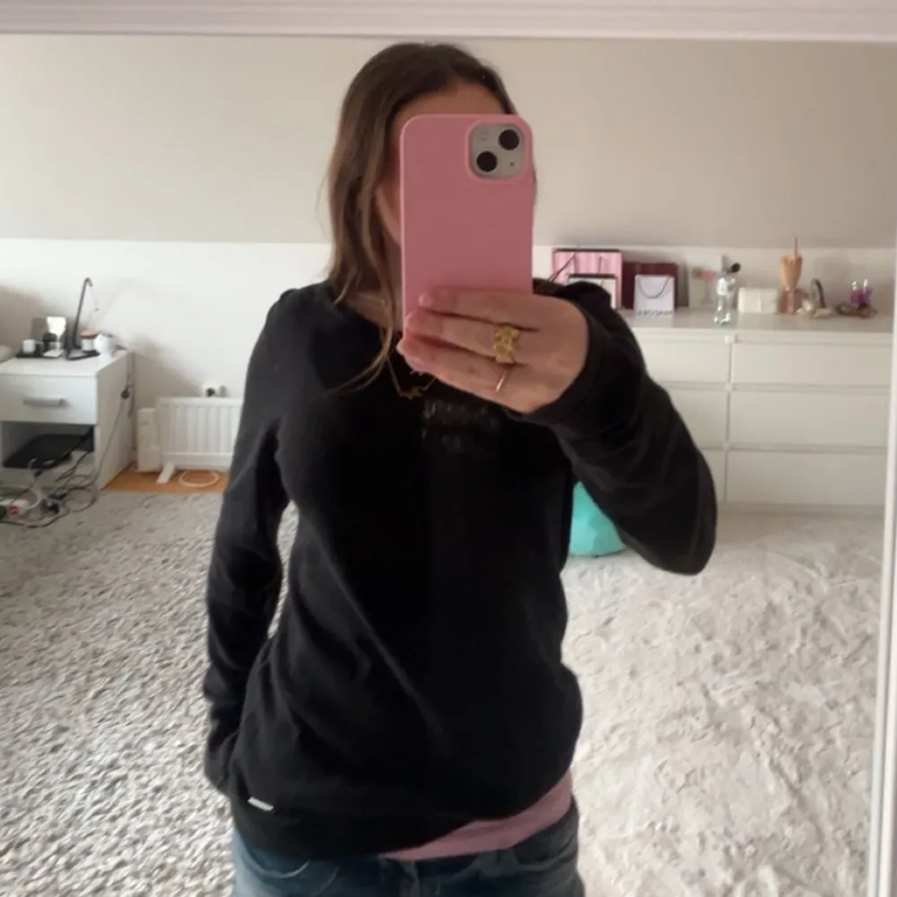 Superskön svart tröja, min mammas gamla men knappt använd av mig och bra kvalité❤️ Lappen är uborta så vet inte var den är ifrån🤍🎀 skulle säga att den är en storlek S💞. Neuletakit & Villapaidat.