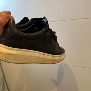 Alexander mcqueen skor - Säljer ett par feta Alexander McQuenn i storlek 42