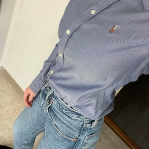 Blå skjorta från Ralph Lauren - Säljer en blå klassisk skjorta från Ralph Lauren. Custom fit. 