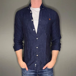 Morris linnen skjorta - Hej säljer nu min fina Morris linnen skjorta i storlek S. Den är i nyskick och kommer vara otroligt snygg nu i vår och framåt sommaren. Nypris cirka 1600kr! Vi kommer att sälja liknande produkter nu i vår och närmare sommar så glöm inte följa profilen!🌊🍾