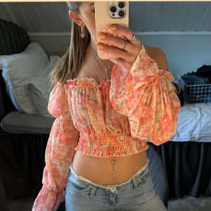 Sommar topp  - Säljer den här fina sommar toppen då den inte kommer till användning, vet tyvärr inte vad märket är då lappen är borta 💞