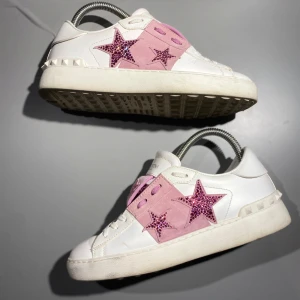 Valentino skor - Hej! Säljer nu mina skor från märket Valentino, storlek 36, bra skick. Givetvis äkta, Tveka inte på att höra av dig om du har frågor eller funderingar kring skorna!