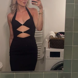 Svart klänning från Zara - Snygg svart klänning från Zara med cut-out detaljer. Perfekt för en utekväll eller fest. Klänningen har en åtsittande passform och en dragkedja i ryggen. Storlek M. Använd fåtal gånger.