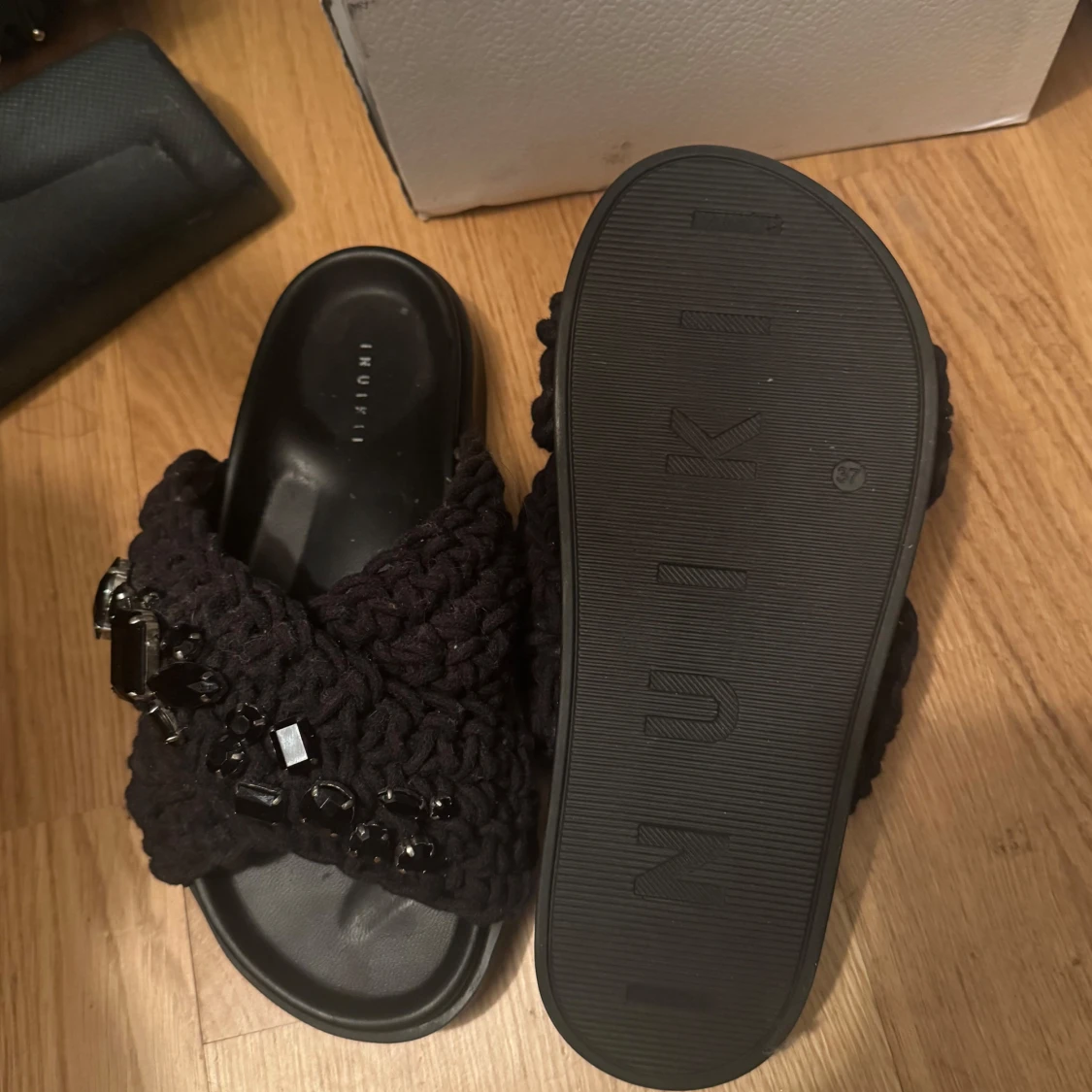 Svarta sandaler med pärlor från Inuikii - 1