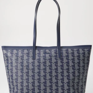 Blå shopping väska med mönster - Jättenice tote bag från lacoste😍😍😍Perfekt för skolan😋Helt ny, använd en gång men passade inte min stil❤️Köpt för 1785:- på zalando ❤️Skicka gärna bud! Kan hå ner i pris.