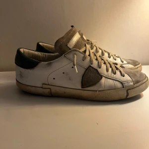 philippe model skor - philippe model skor med gröna detaljer och även grön sula. Dem är i använt skick men helt klart dugliga att använda. Box med följer även!Bara kontakta vid funderingar eller fler bilder mvh Albin😀                     OBS! Dem sitter som en storlek större men passar såklart vanliga storleken