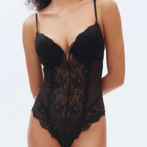 Body - Jätte fin body till bla kostymbyxor, endast använd vid ett tillefälle pga för liten. Helt slutsåld på hemsidan ❣️