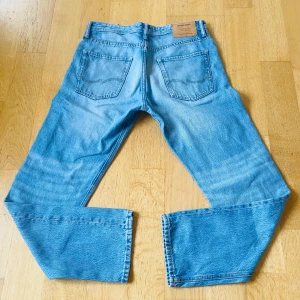 Jack & Jones jeans - Säljer ett par klassiska blå jeans från Jack & Jones. De har en normal passform och är tillverkade i slitstarkt denim. Perfekta för en avslappnad stil. Riktigt bra skick.