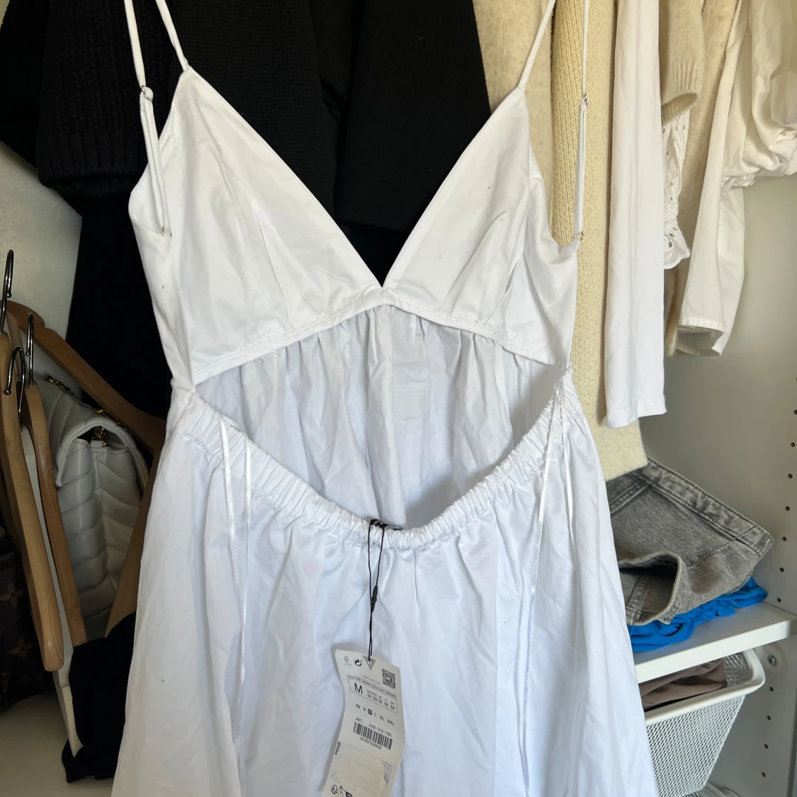 Vit långklänning med smala axelband - 2