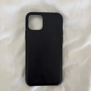 Svart mobilskal - Säljer ett stilrent svart mobilskal iPhone 11 PRO. Perfekt för att skydda din telefon med en enkel och elegant design.