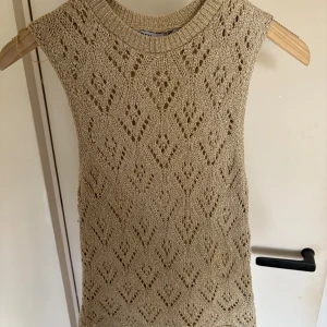 Beige stickad topp - Säljer min jättefina guld glitter topp från Zara då den inte är min stil längre. Köpt i januari, 200 kr orginal pris. Hör av er för intresse. Jättefin till stranden och sommaren.