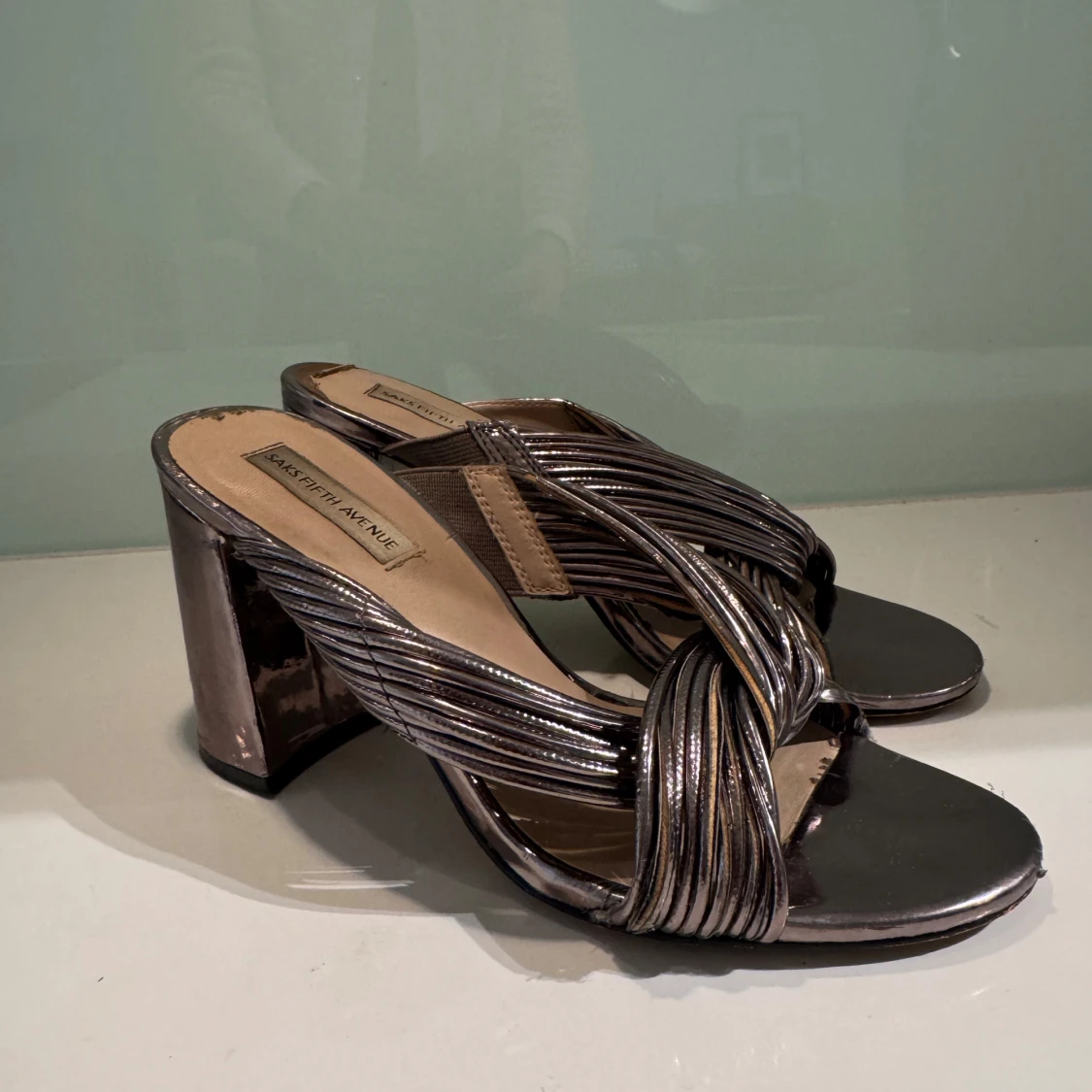 Silvriga klackskor från Saks Fifth Avenue