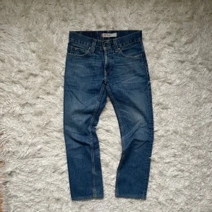 Jeans ifrån Levis  - Hej, säljer nu ett par jeans ifrån Levi’s! Jeansen är i storleken w30 l32 och i modellen 511 som är slimfit. Jeansen är i ett bra skick och har en snygg design! Om du har några frågor eller funderingar är det bara att höra av sig! :)