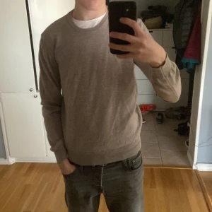 Beige tröja från Oscar Jacobson - Säljer en stilren grå tröja från Oscar Jacobson. Tröjan är beige och väldigt stilren. Hör av dig vid intresse!⭐️