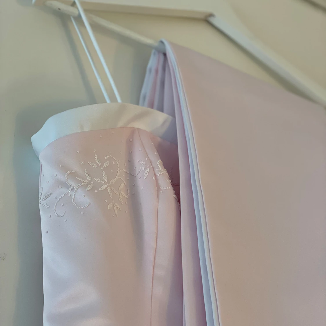 Ljusrosa balklänning med pärldetaljer - 3