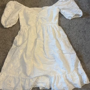 Vit klänning XS - Charmig vit klänning perfekt till sommaren. Storlek XS från SHEIN aldrig använt.