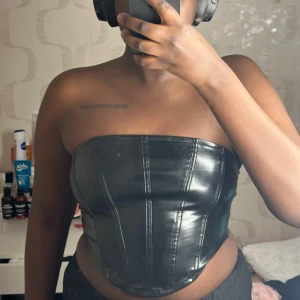 Svart tubtopp i skinnimitation - Snygg svart tubtopp i skinnimitation med en stilren design 🖤