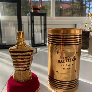 Jean Paul Gaultier Le Male Elixir - Tja, säljer nu min le male elixir då den ej var nånting för mig. Lite defekter på flaskan men inget som påverkar något, cirka 70mll kvar av 75. Hör av er vid frågor!