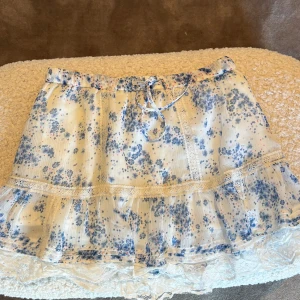 Blommig kjol med spetsdetaljer - Jätte söt kjol som inte kommer till användning 