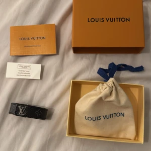 Louis Vuitton Slim Bracelet - Slim Bracelet från Louis Vuitton med det klassiska LV-mönstret. Tillverkat i Spanien och kommer med originalförpackning och dustbag. Perfekt för att ge en lyxig touch till din outfit. Äkta självklart occ alla tillbehör ingår 