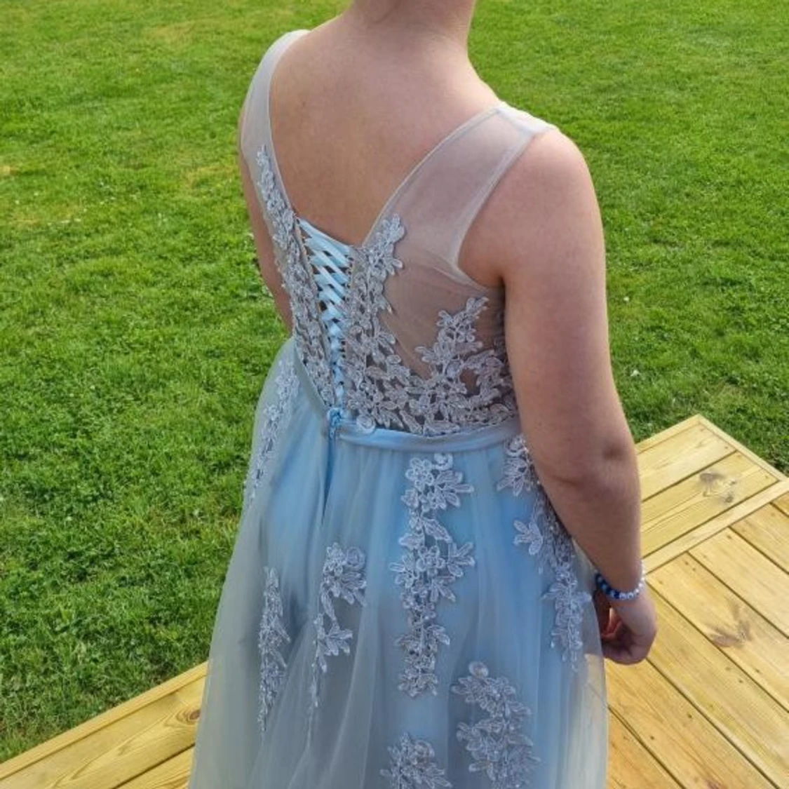 Ljusblå långklänning med spetsdetaljer - 2